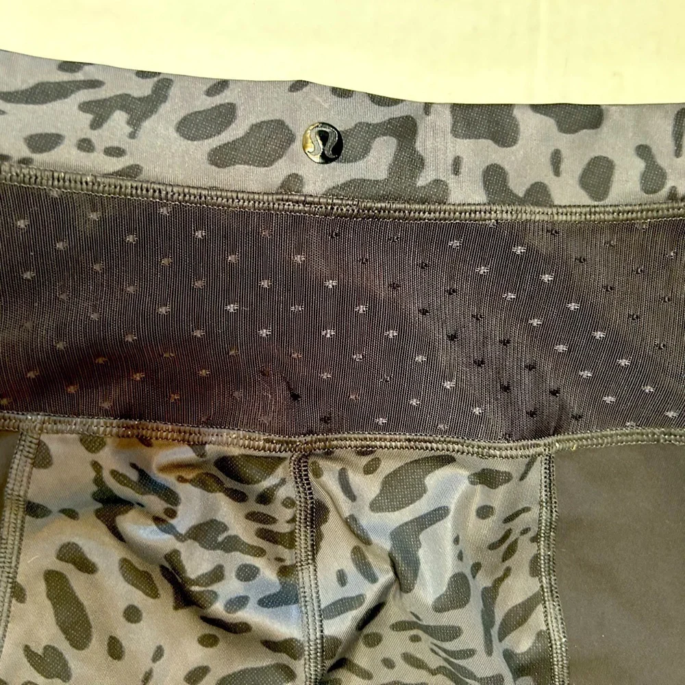 Lululemon Just Breathe animal swirl deep coal print compressionleggings Sz-2 H20
